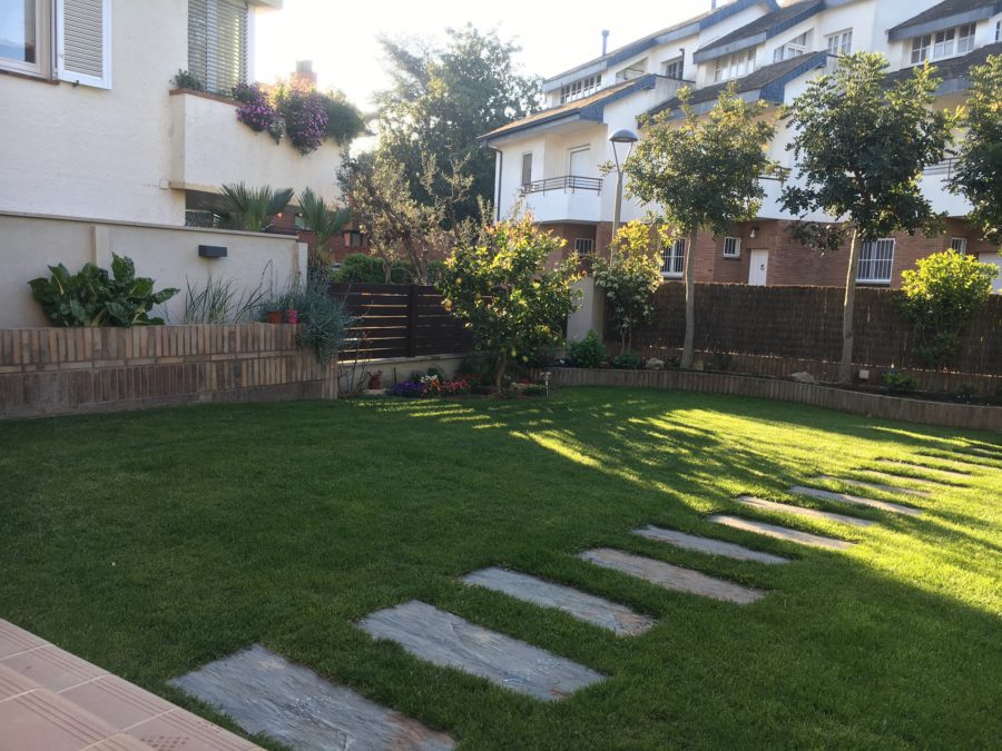 backyard jardin en Sant Cugat camineria de losas de pizarra